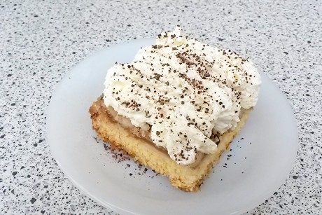 Apfelkuchen mit Schlagobershaube