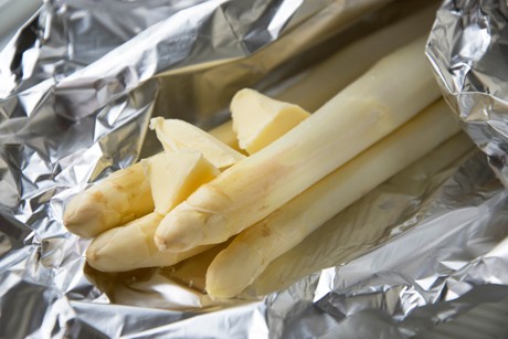 Spargel in Folie
