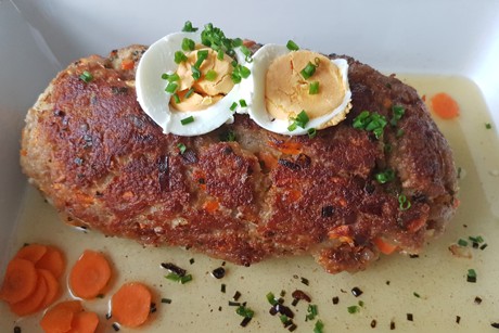 Faschierter Braten mit Ei