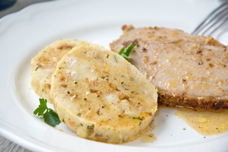Grieß-Serviettenknödel