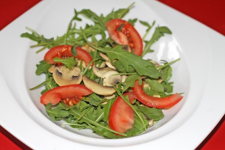 Pfeffriger Rucola-Champignon-Salat