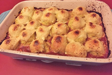 Pikante Polentapralinen auf Tomatensauce