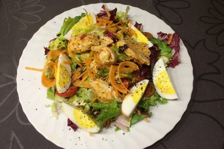 Fitness-Salat mit gebratenem Hühnerfleisch