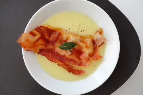 Erdäpfelsuppe mit Speck