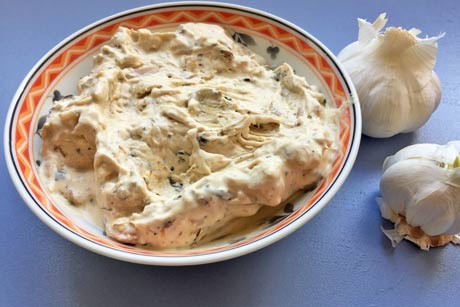 Frischkäsedip mit geschmortem Knoblauch