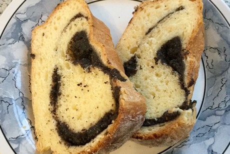 Germteiggugelhupf mit Mohnfülle