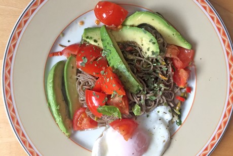 Japanische Soba-Nudeln mit Avocado, Tomaten und pochiertem Ei