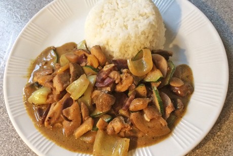 Grünes Thai Curry mit Hühnerfleisch