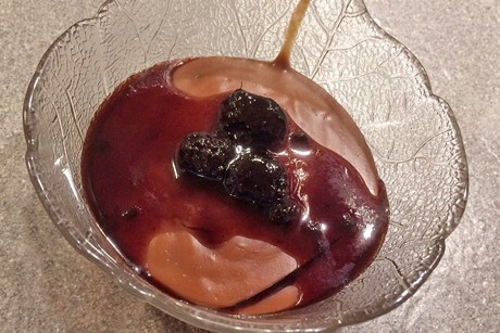 Schokopudding mit Brombeersauce