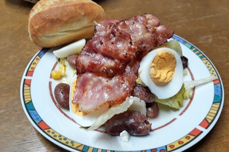 Salat mit Schafkäse und gebratenem Speck