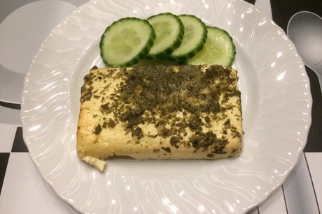 Schafkäse mit Basilikum-Pesto gebraten