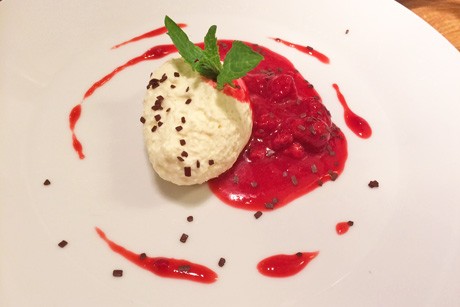 Topfen-Nockerl mit Mascarpone und Himbeerspiegel