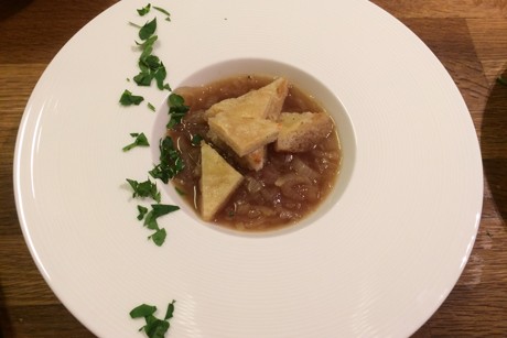 Zwiebelsuppe mit Käsetoastecken