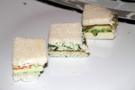 Mini - Tramezzini mit Avocado, Lachs und Rucola