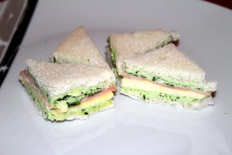 Tramezzini mit Rucola, Ei und Schinken