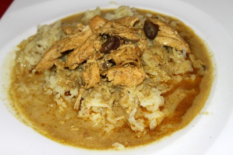Grünes Hühner-Curry mit Kokosmilch und Pistazien