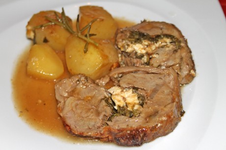 Lammrollbraten mit Spinat und Feta