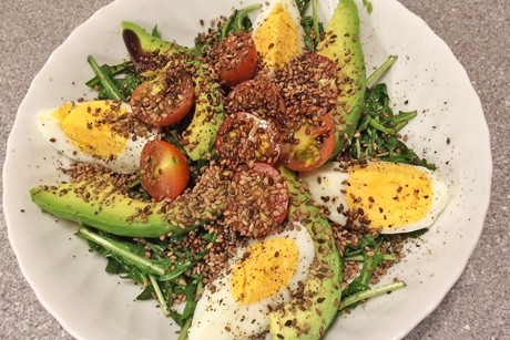 Rucolasalat mit Avocado und Ei