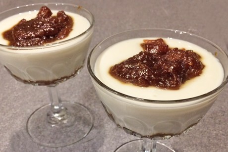 Topfendessert mit Karamell-Ananas