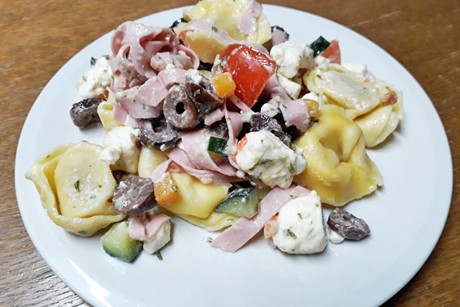 Tortellinisalat mit Schafkäse