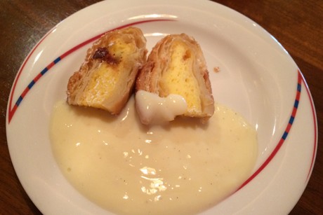 Topfenstrudel mit Vanillesauce