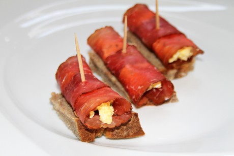 Bresaola-Röllchen mit Ei und Parmesan