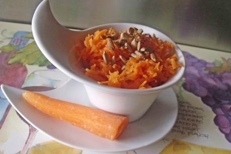 Karottensalat mit gerösteten Sonnenblumenkerne