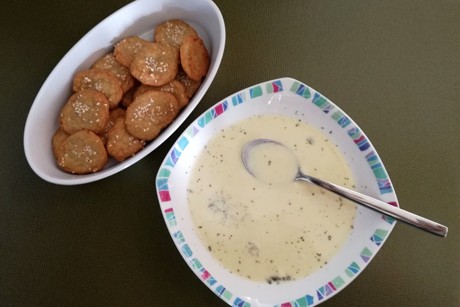 Knoblauchcremesuppe mit Sesamcracker