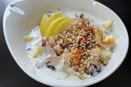 Crunchy-Müsli mit Rosinen, Apfel und Kefir