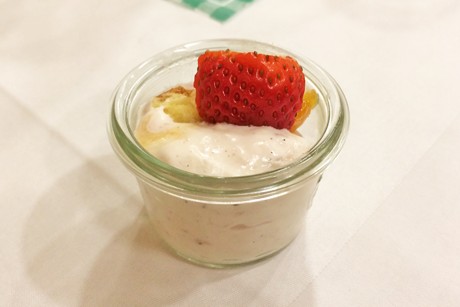 Erdbeerdessert im Glas