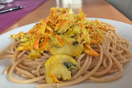 Vollkornnudeln mit Frischkäse und Kurkuma
