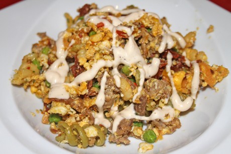 Bratnudeln mit Joghurt-Knoblauch-Sauce