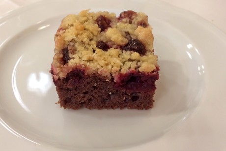 Weichsel-Kakaokuchen mit Streusel