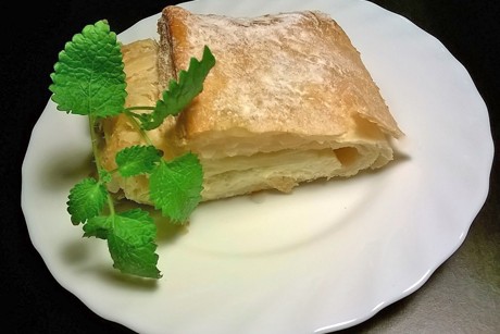Topfen-Zitronenmelissen-Strudel