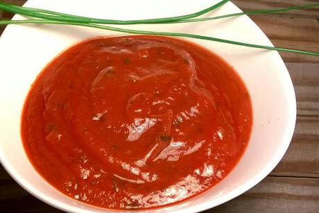 Tomatensuppe mit Schnittknoblauch