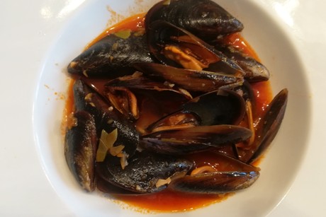Miesmuscheln in Tomaten-Weißweinsauce