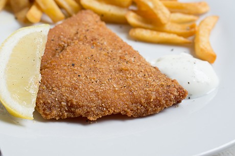 Panierter Zander auf serbische Art