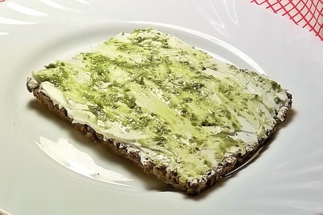 Vollkornbrot mit Bärlauch-Frischkäse