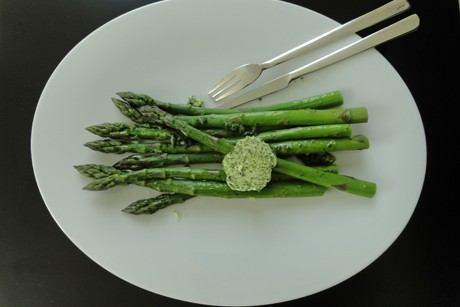 Grüner Spargel mit Bärlauchbutter