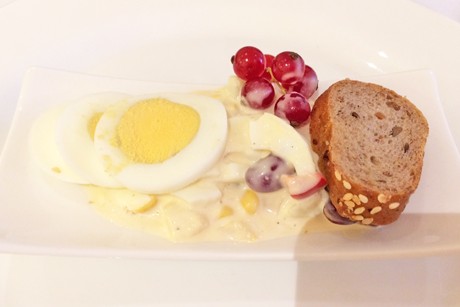 Eiersalat mit Ananas und Mais