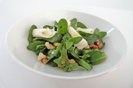 Vogerlsalat mit Nüssen