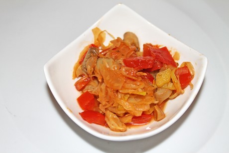Kraut mit Tomaten und Champignons