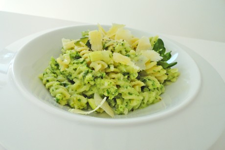 Zucchini Pasta mit Basilikum