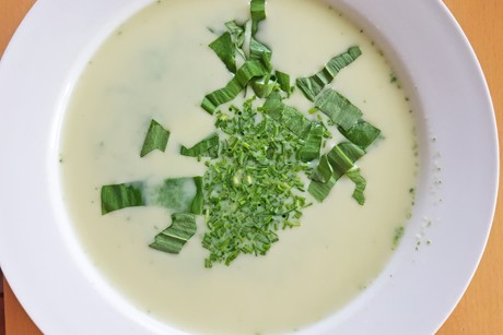 Bärlauchsuppe mit Schnittlauchröllchen