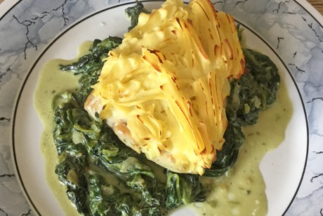 Lachs mit Kartoffel-Krenkruste auf Blattspinat