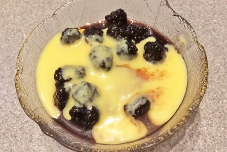 Vanillecreme mit Brombeeren