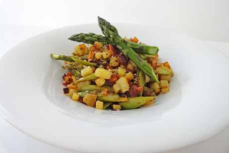 Kartoffelsalat mit Spargel und Speck