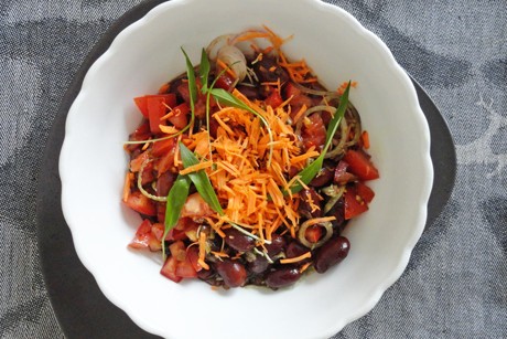 Käferbohnensalat mit Tomaten und Karotten