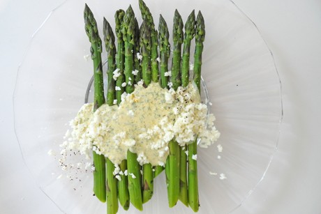 Grüner Spargel mit grüner Sauce