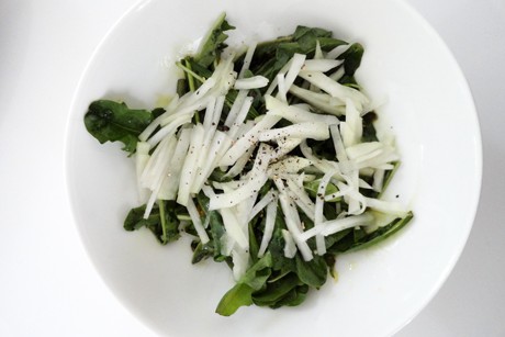 Löwenzahnsalat mit Kohlrabistifte